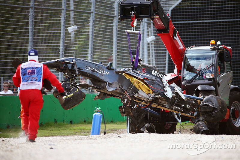 McLaren MP4-31 Фернандо Алонсо, McLaren прибрали з гравійної пастки після аварії