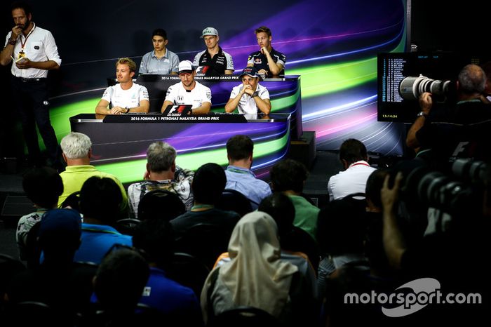 en la Conferencia de prensa FIA: Esteban Ocon, Manor Racing; Nico Hulkenberg, Sahara Force India F1; Daniil Kvyat, Scuderia Toro Rosso; Nico Rosberg, Mercedes AMG F1; Jenson Button, McLaren; Felipe Massa, Williams