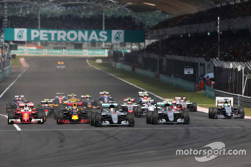 Lewis Hamilton, Mercedes AMG F1, W07 Hybrid, führt nach dem Start