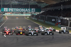Lewis Hamilton, Mercedes AMG F1 W07 Hybrid mène au départ