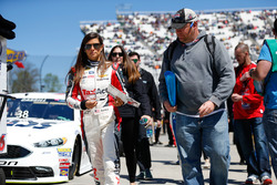 Dale Earnhardt Jr., Hendrick Motorsports, Chevrolet schreibt Autogramme
