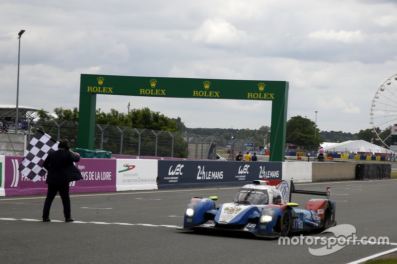 Checkered flag for #37 SMP Racing BR01 Nissan: Vitaly Petrov, Viktor Shaytar, Kirill Ladygin