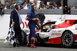 #5 Toyota Racing Toyota TS050 Hybrid: Kazuki Nakajima setelah checkered flag