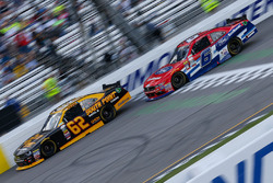 Brendan Gaughan, Richard Childress Racing Chevrolet, und Darrell Wallace Jr., Roush Fenway Racing Fo