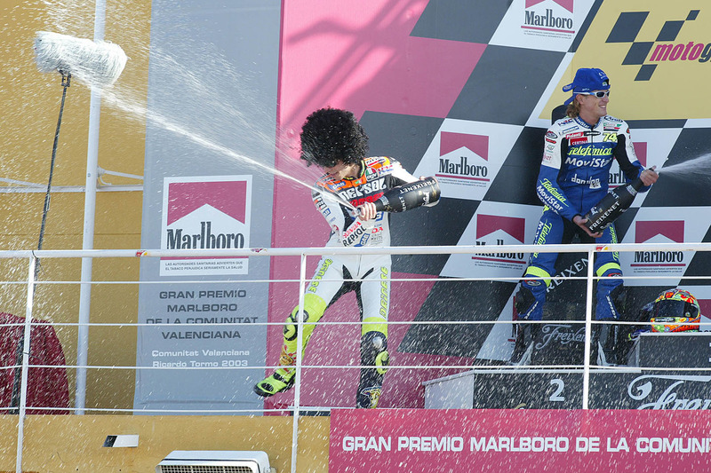 Podio: 1º Valentino Rossi, 2º Sete Gibernau, 3º Loris Capirossi