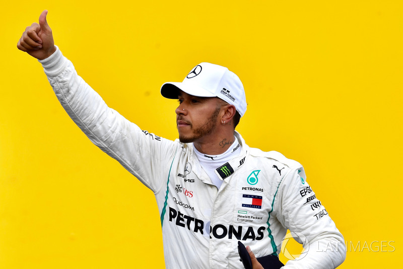 Lewis Hamilton, Mercedes-AMG F1 fête sa pole position dans le Parc Fermé