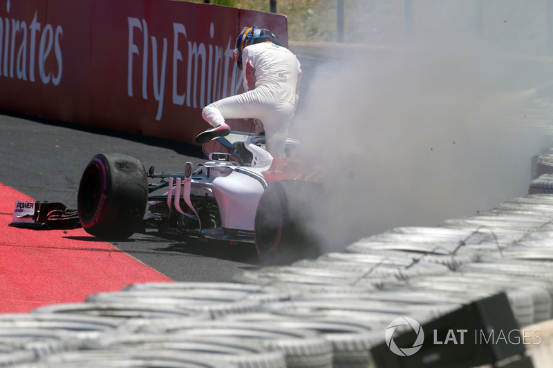 Marcus Ericsson, Sauber C37 choca en la PL1 y se incendia