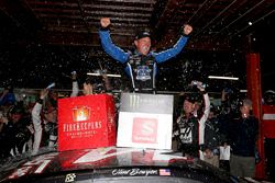 Ganador de la carrera Clint Bowyer, Stewart-Haas Racing, Chevrolet Camaro Haas 30 Years of the VF1