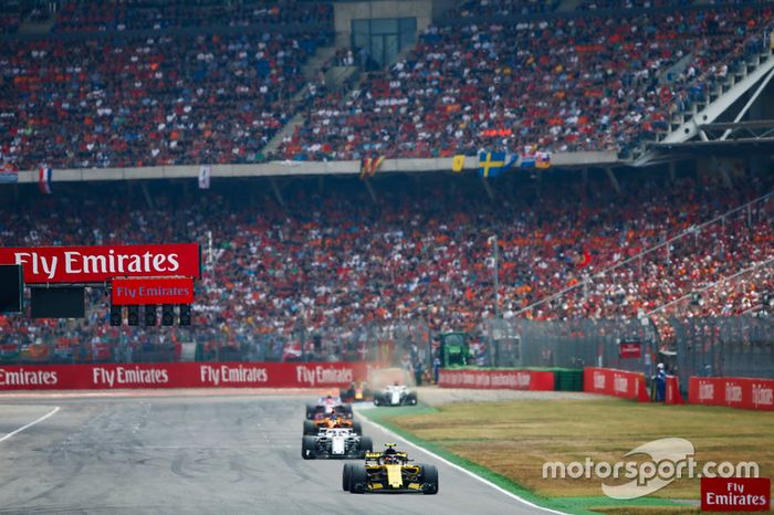 Carlos Sainz Jr., Renault Sport F1 Team R.S. 18, Charles Leclerc, Sauber C37