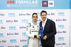 Sébastien Buemi, Renault e.Dams, reçoit l'award Julius Bär pour la pole position.