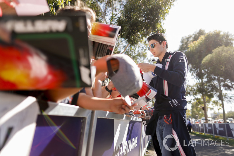 Esteban Ocon, Force India, firma un autografo