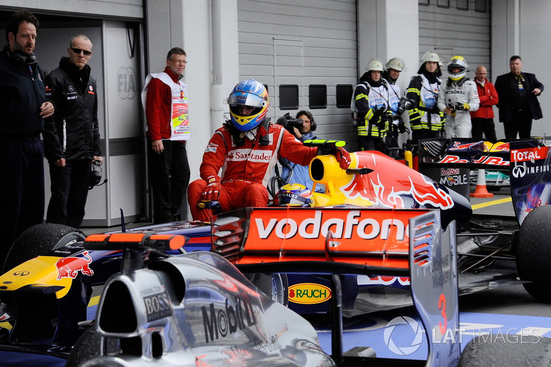 Mark Webber, Red Bull Racing geeft Fernando Alonso, Ferrari een lift