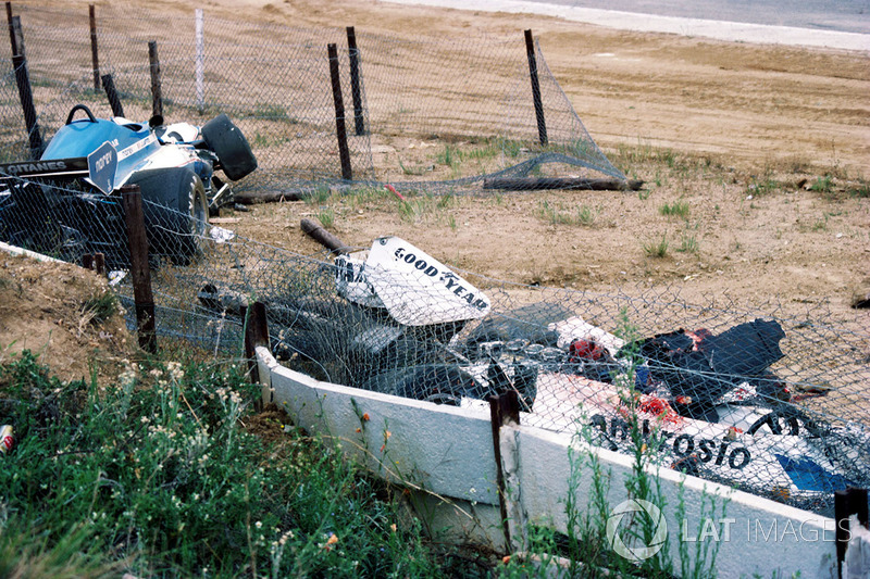 El Shadow DN8 de Tom Pryce en la esquina de Crowthorne luego de un trágico accidente fatal y Jacques Laffite, Ligier JS7 se estrelló pero no se lesionó