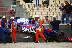 Kazalı Brendon Hartley Toro Rosso STR13 Honda kaldırılıyor
