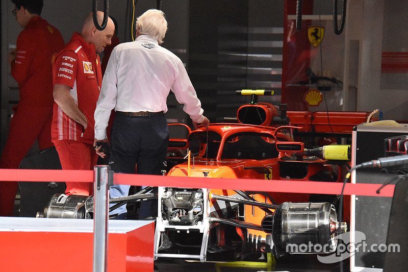 Charlie Whiting memeriksa Ferrari SF71H