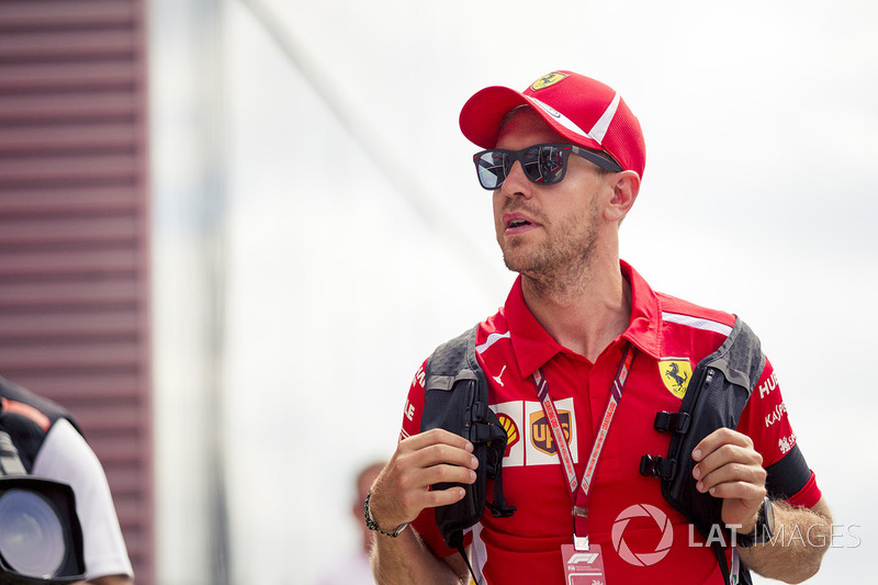 Sebastian Vettel, Ferrari, mengenakan pita hitam