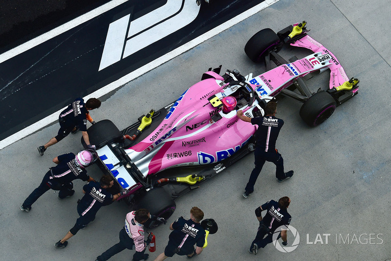 Esteban Ocon, Force India VJM11 en el pit lane