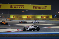 Marcus Ericsson, Sauber C37 Ferrari, Stoffel Vandoorne, McLaren MCL33 Renault