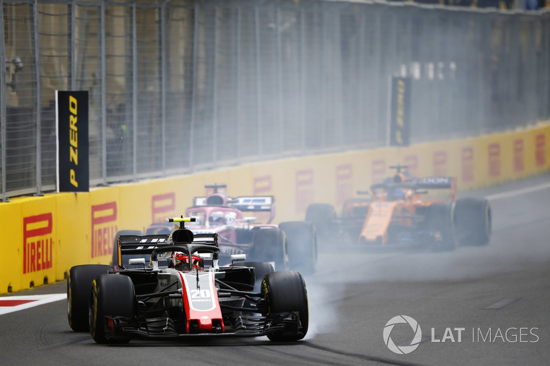 Kevin Magnussen, Haas F1 Team VF-18 Ferrari, lastiklerini kilitliyor