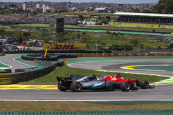 Sebastian Vettel, Ferrari SF70H ve Valtteri Bottas, Mercedes-Benz F1 W08 pozisyon mücadelesi