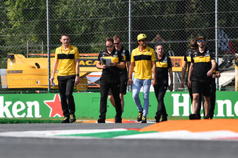 Carlos Sainz Jr., Renault Sport F1 Team RS 18 walks the track