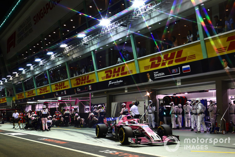 Sergio Perez, Racing Point Force India VJM11 pit stop