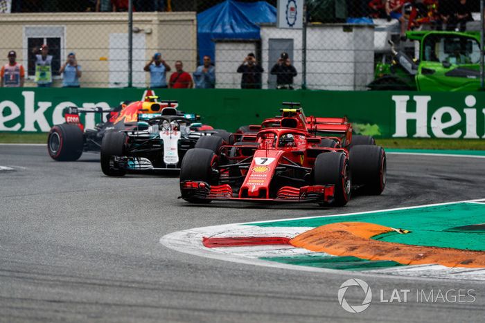 Kimi Raikkonen, Ferrari SF71H, lidera Sebastian Vettel, Ferrari SF71H, Lewis Hamilton, Mercedes AMG F1 W09, y Max Verstappen, Red Bull Racing RB14, al comienzo de la carrera