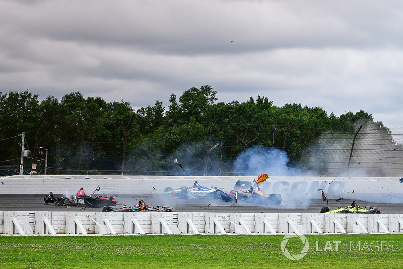 Crash: Robert Wickens, Schmidt Peterson Motorsports Honda, Takuma Sato, Rahal Letterman Lanigan Racing Honda, James Hinchcliffe, Schmidt Peterson Motorsports Honda