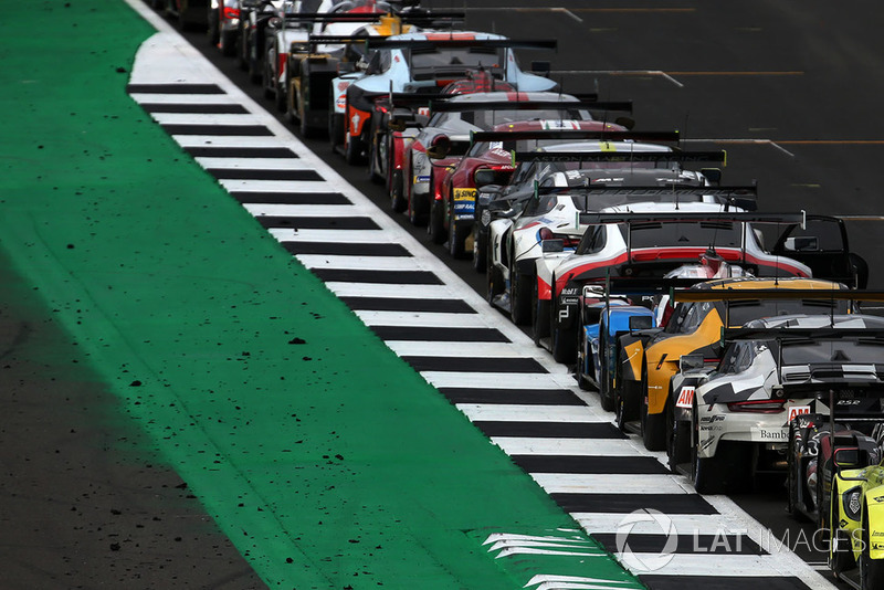 Mobil-mobil GTE di parc ferme