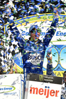 Kevin Harvick, Stewart-Haas Racing, Ford Fusion Busch Light / Mobil 1 wins