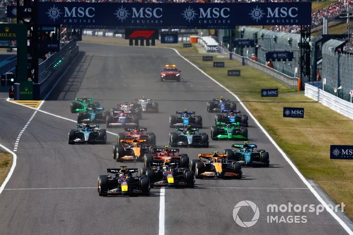 Max Verstappen, Red Bull Racing RB20, Sergio Pérez, Red Bull Racing RB20, Lando Norris, McLaren MCL38, Carlos Sainz, Ferrari SF-24, Fernando Alonso, Aston Martin AMR24, Oscar Piastri, McLaren MCL38, el resto del campo para la reanudación.