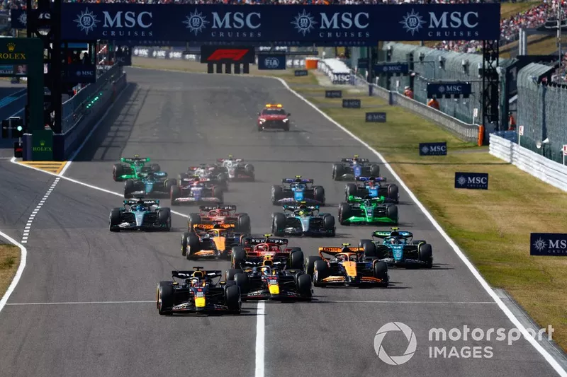 Max Verstappen, Red Bull Racing RB20, Sergio Perez, Red Bull Racing RB20, Lando Norris, McLaren MCL38, Carlos Sainz, Ferrari SF-24, Fernando Alonso, Aston Martin AMR24, Oscar Piastri, McLaren MCL38, le reste du peloton pour la reprise.
