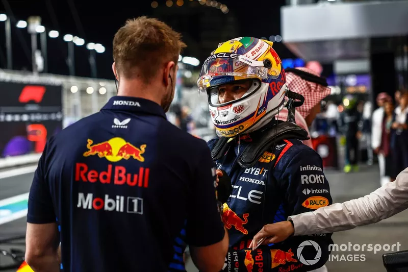 Sergio Perez, Red Bull Racing, avec un coéquipier au Parc Ferme après les qualifications 