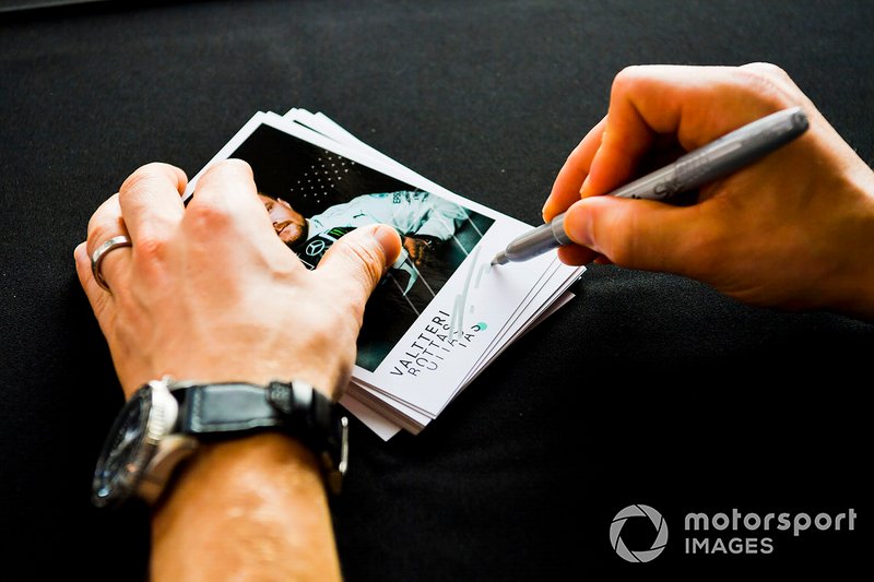 Valtteri Bottas, Mercedes AMG F1, firma autografi ai tifosi