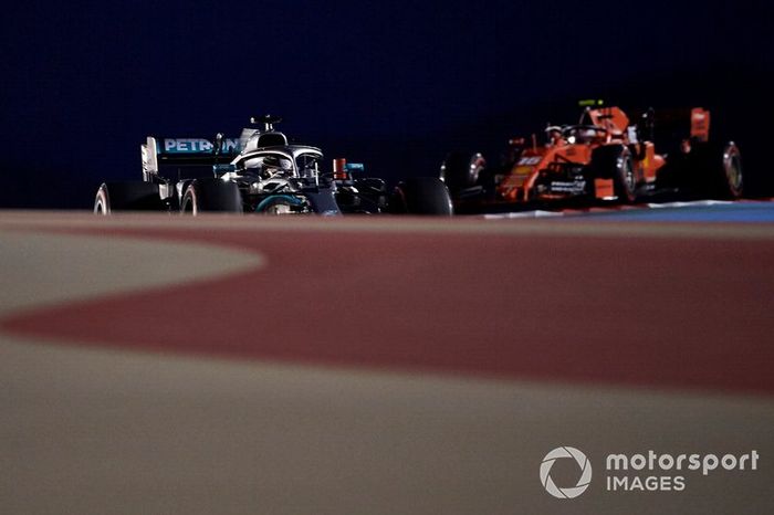 Lewis Hamilton, Mercedes AMG F1 W10, predece Charles Leclerc, Ferrari SF90