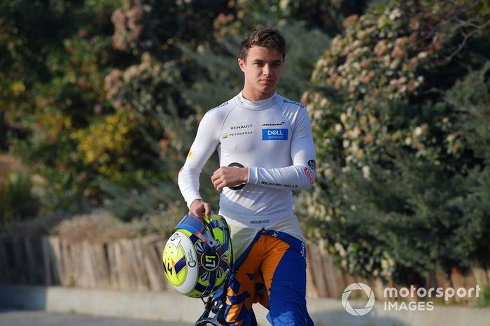 Lando Norris, McLaren camina después de ir por la grava