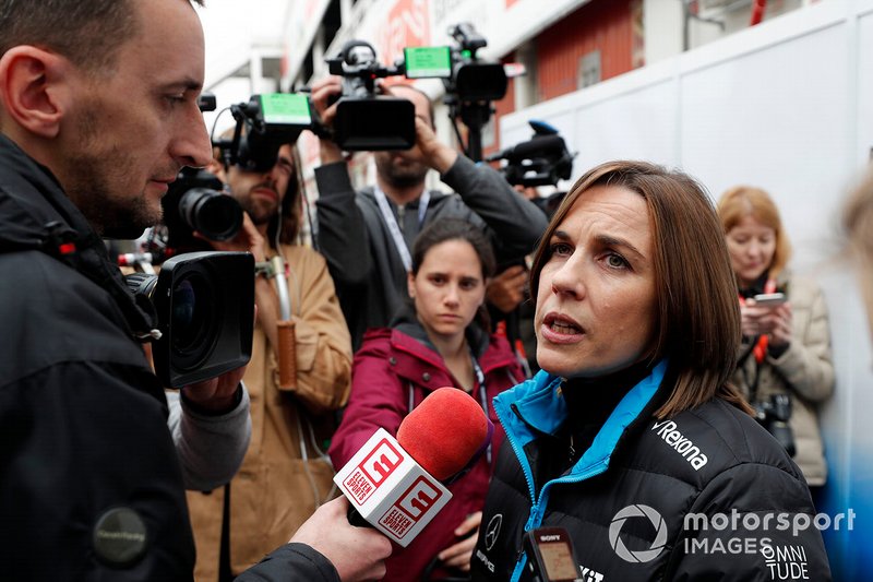 Claire Williams, directrice adjointe de Williams, parle à la presse