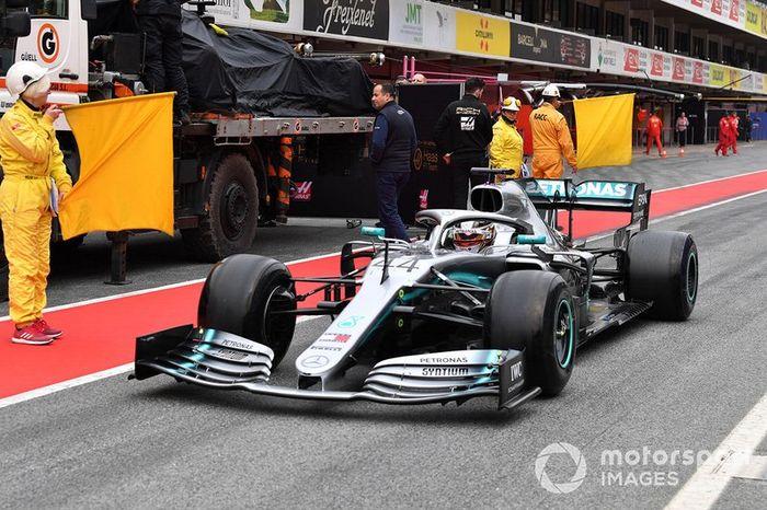 Lewis Hamilton, Mercedes-AMG F1 W10 pasa el coche de Romain Grosjean, Haas F1 Team VF-19