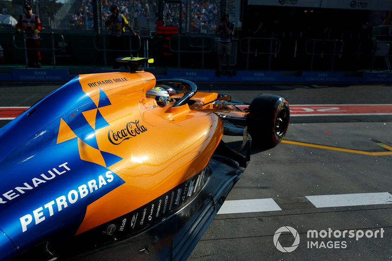 Lando Norris, McLaren MCL34, esce dal box