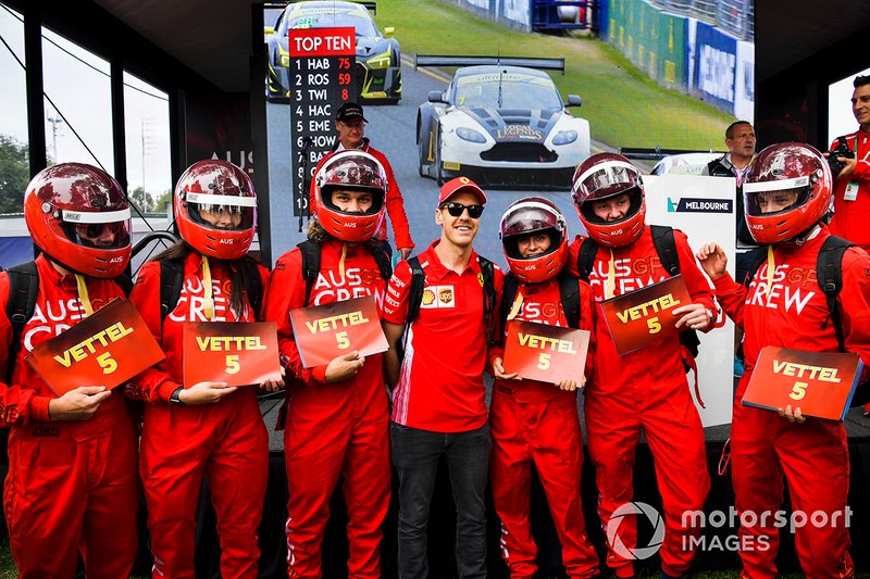 Sebastian Vettel, Ferrari, bersama fans
