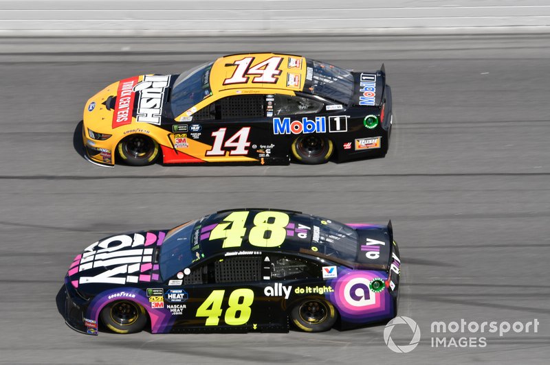 Clint Bowyer, Stewart-Haas Racing, Ford Mustang Rush Truck Centers/Mobil 1, Jimmie Johnson, Hendrick Motorsports, Chevrolet Camaro Ally