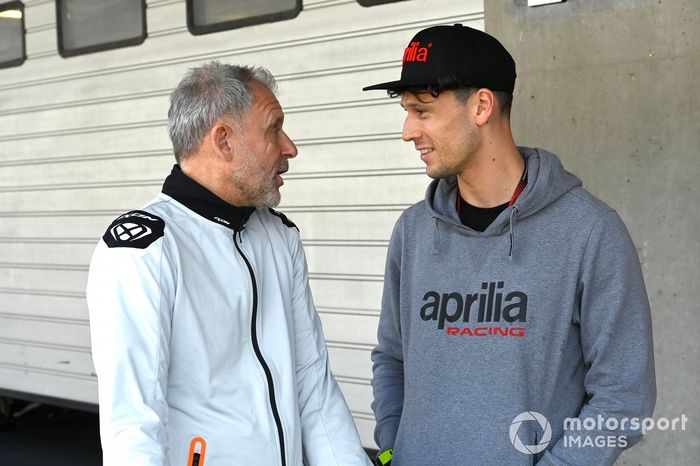 Lorenzo Savadori, Aprilia Racing Team hablando con Wilco Zeelenberg