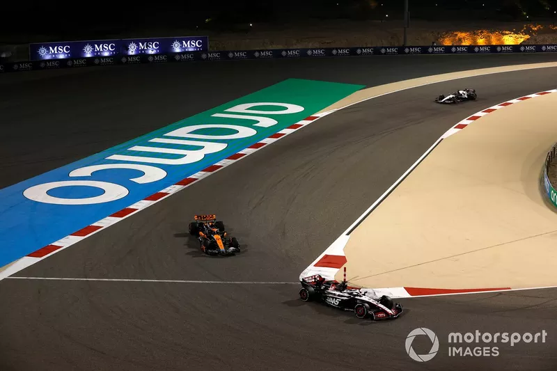 Kevin Magnussen, Haas VF-23, Oscar Piastri, McLaren MCL60
