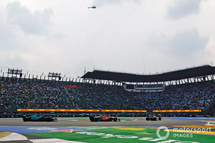 Daniel Ricciardo, McLaren MCL36, Sebastian Vettel, Aston Martin AMR22