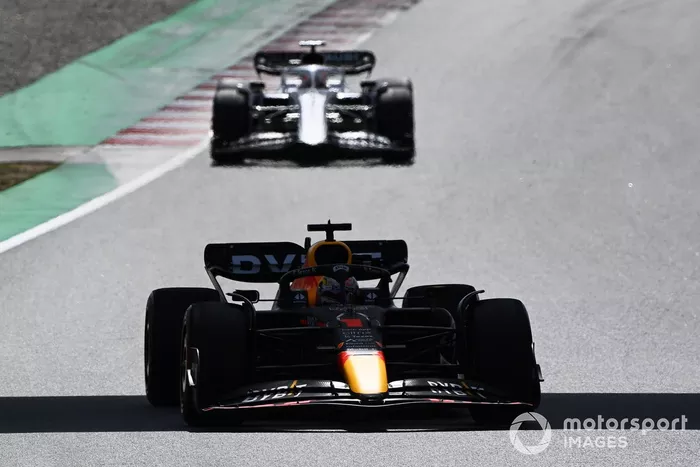 Max Verstappen, Red Bull Racing RB18, Pierre Gasly, AlphaTauri AT03 