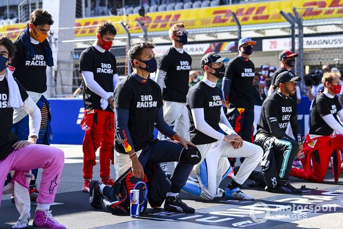 Los pilotoss se paran y se arrodillan en apoyo de la campaña para el fin del racismo