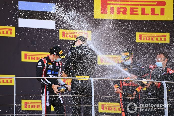 Podio: ganador Christian Lundgaard, ART Grand Prix, segundo lugar Louis Deletraz, Charouz Racing System y tercer lugar Juri Vips, Dams 