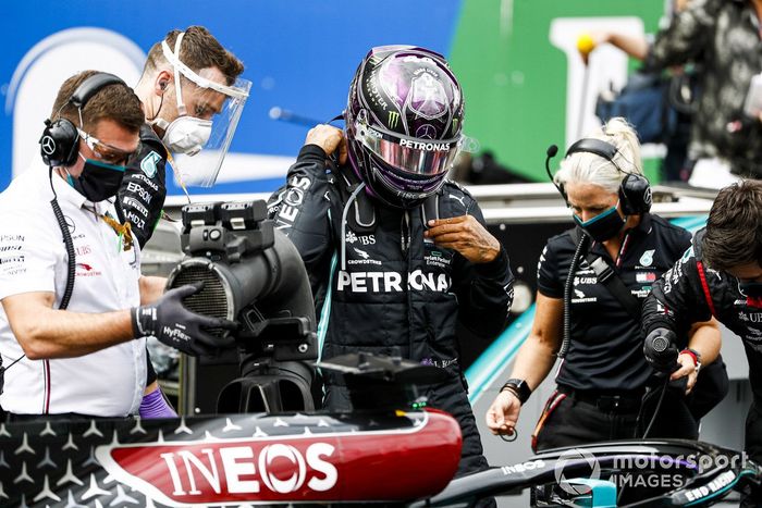 Lewis Hamilton, Mercedes-AMG F1 y Angela Cullen, Physio para Lewis Hamilton en la parrilla