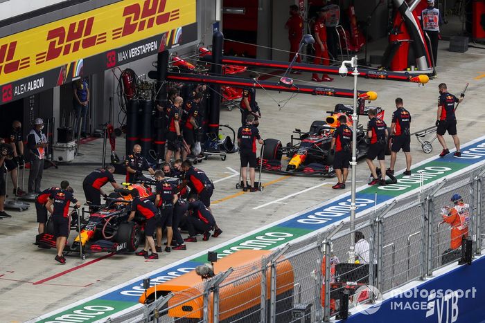 Alex Albon, Red Bull Racing RB16, Max Verstappen, Red Bull Racing RB16, en pits