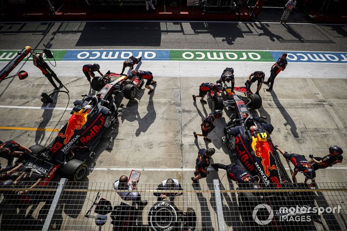 Max Verstappen, Red Bull Racing RB16, y Alex Albon, Red Bull Racing RB16